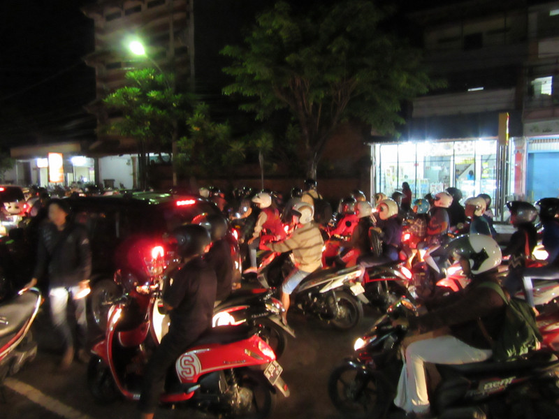 Denpasar - Road chaos near night market