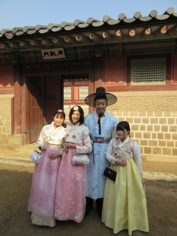 Gyeongbokgung Palace - Locals in traditional Korean dress