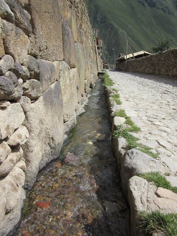 Ollantaytambo - Water running along and under the streets, for cooling purposes?