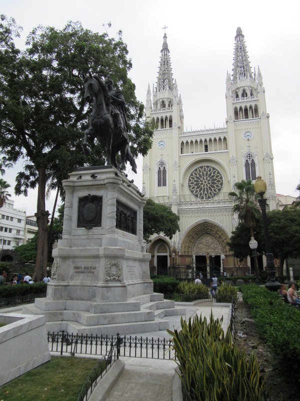 Monument and Iglesia view from in the park