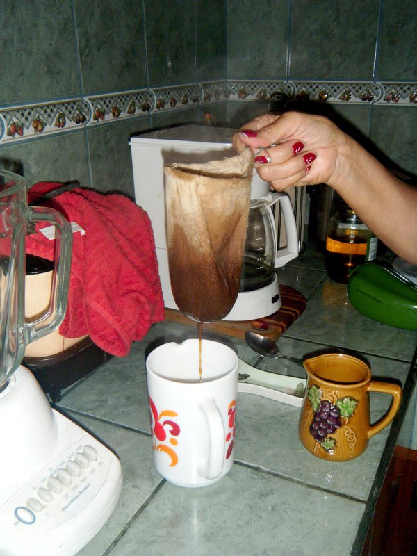 https://photos.travelblog.net/177428/544940/f/5613572-old_fashion_coffee_maker-0.jpg