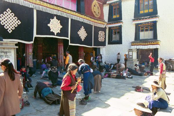 prostrating pilgrims Jokhang