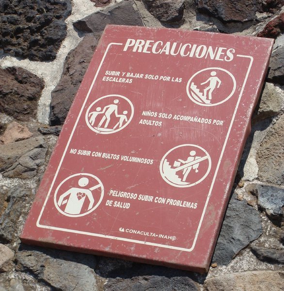 Warning sign at the Pyramid of the Sun