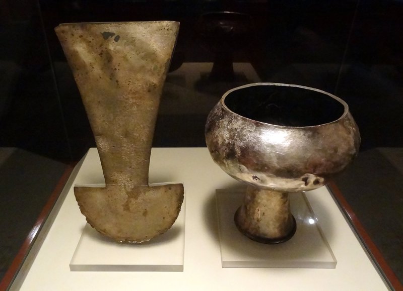 Moche sacrificial cup and knife (before 800 AD)