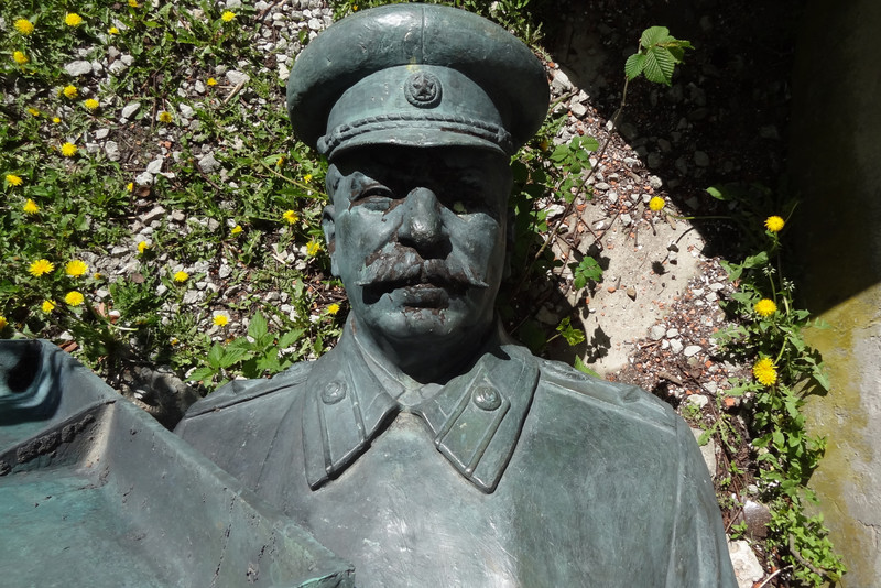 Stalin statue, Maarjamae Palace