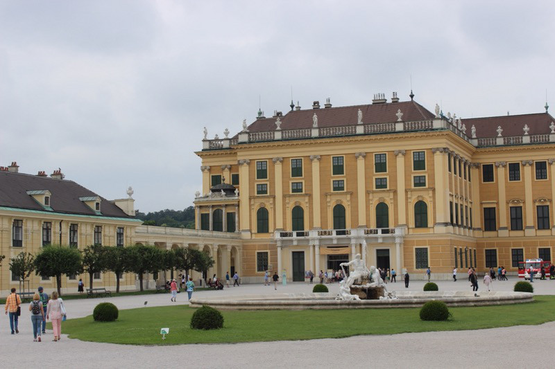 Front courtyard of Schönbrunn Palace