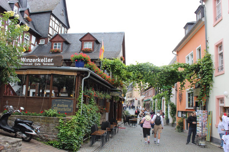 Rüdesheim Old Town street scene