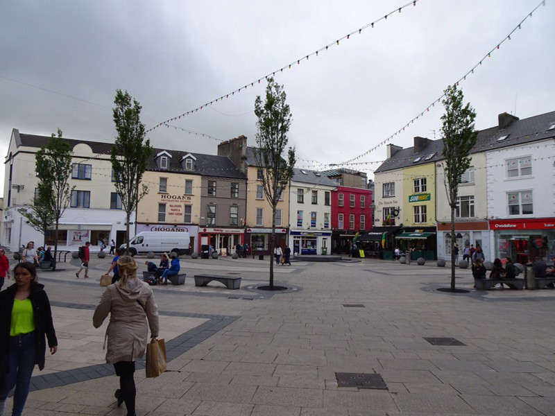 Tralee Main Square. Hillbilly's at centre