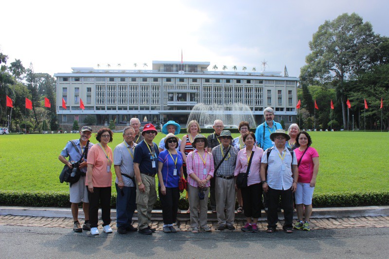 Tout le gang in front of the Unification Palace