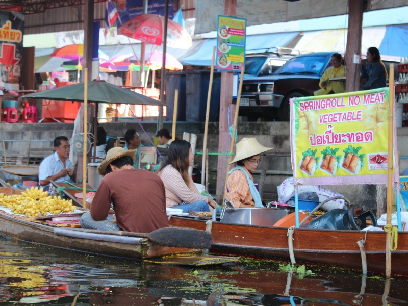 Vendors at Damnoen Saduak floating market, Thailand