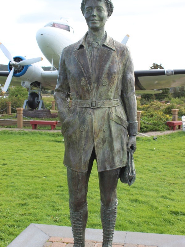 Statue of Amelia Earhart