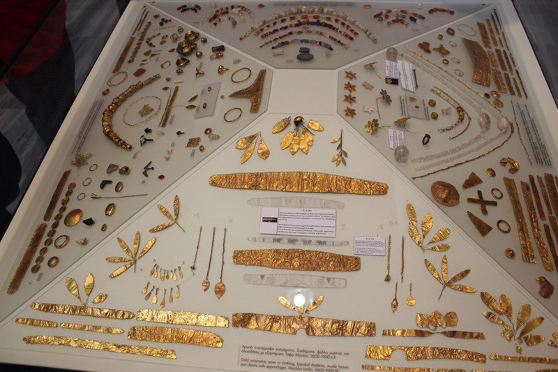 Minoan gold jewelry 