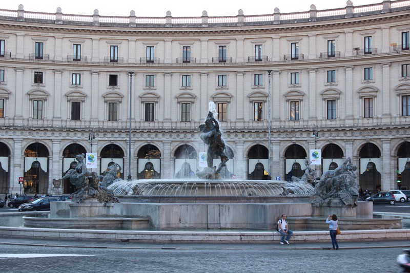 Piazza della Republica, featuring the Fountain of the Naïades