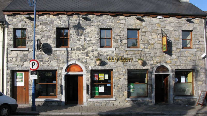 Pub that has traditional Irish music