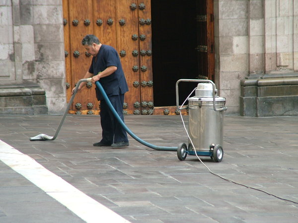 Luxovani pred kostelem/Vacuuming in front of the church