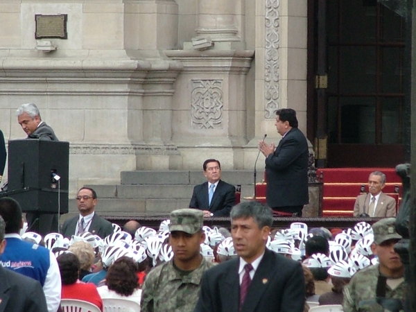 president Garcia-ten co se modli/the one praying