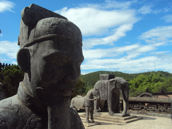Hue - hrobka Khai Dinhe