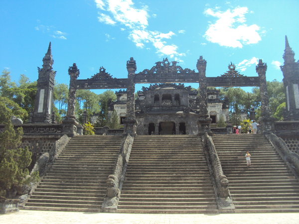 Hue - hrobka Khai Dinhe