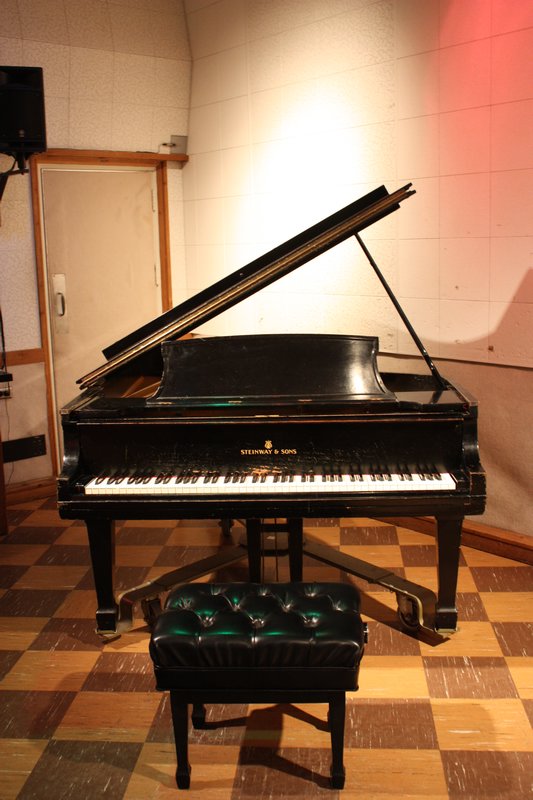 the piano elvis recorded on