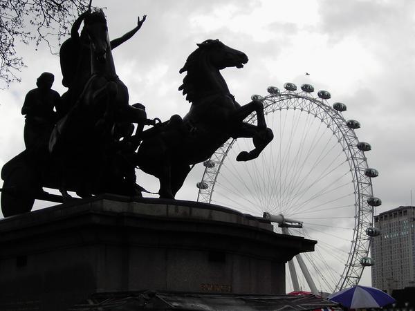 Statue of Queen Boudicca with London Eye behind