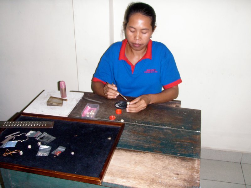 Jewelry maker in Ubud
