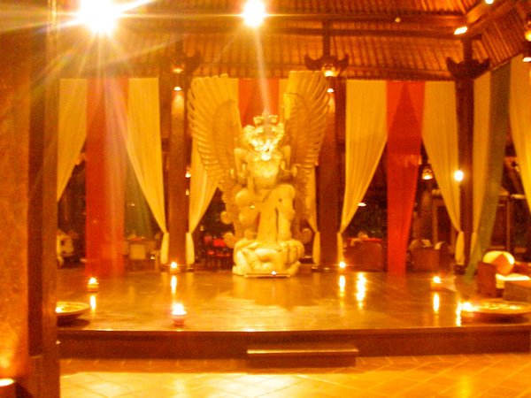 Tugu Statue in Lobby