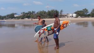 Surf lesson at Tofo