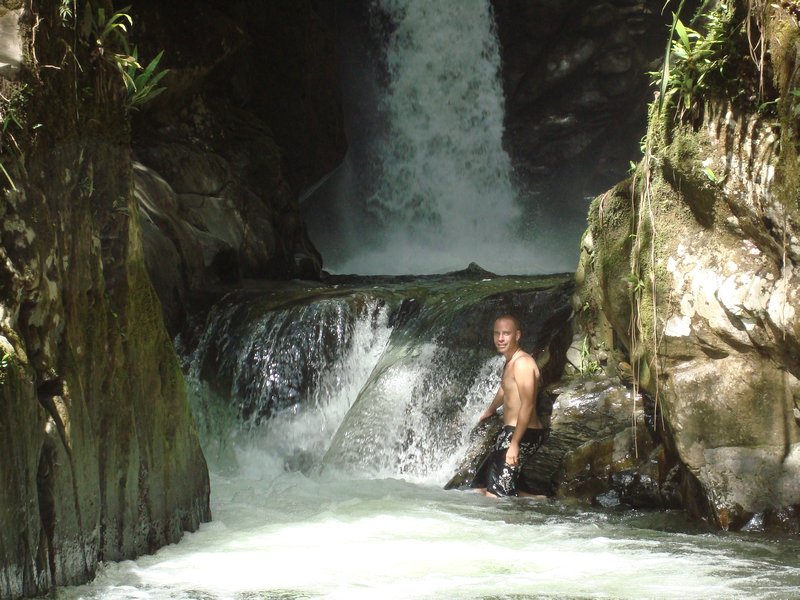 Juanma disfrutando en la cascada