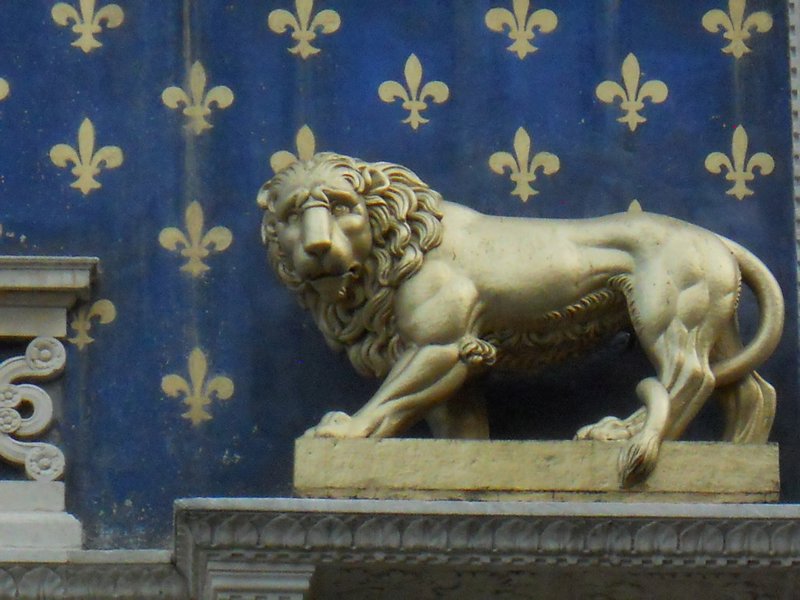 Lion on exterior of Museo