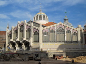 Mercat Central - with obras in front