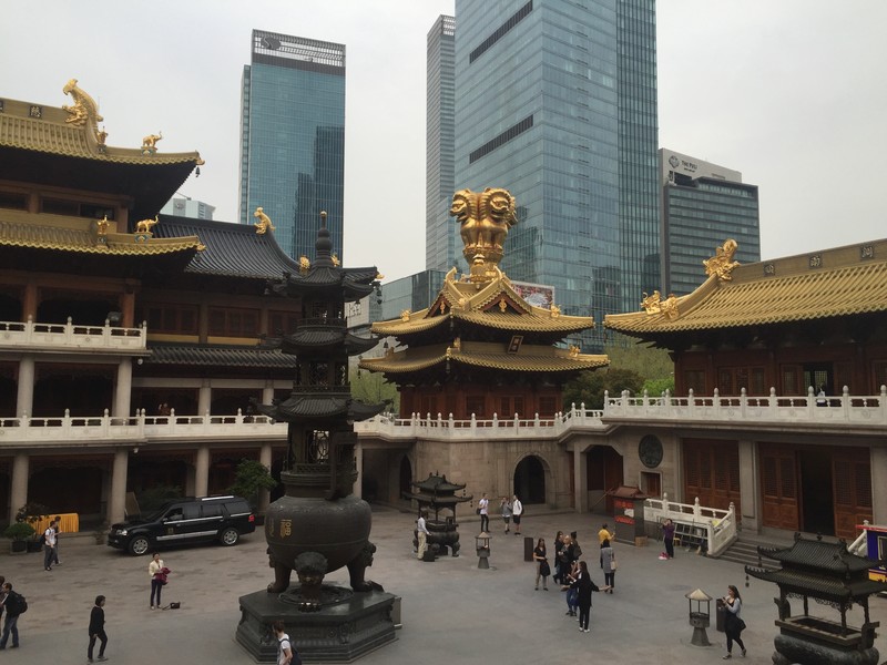 Inside the Jing'an temple complex 