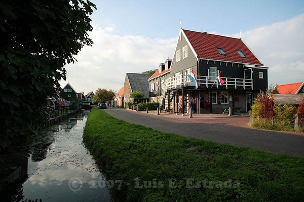 Canal & Shop in Marken