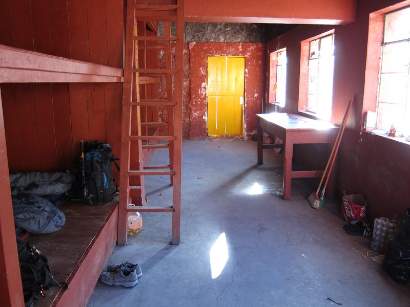 140 Piedra Grande Hütte von innen Hans hatte Großreinetag