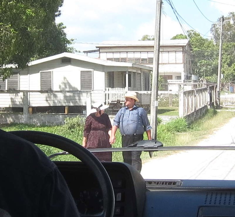 2 Mennoniten auf dem Weg in die Stadt