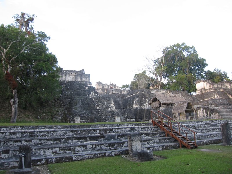 6 Mayagebäude am Gran Plaza