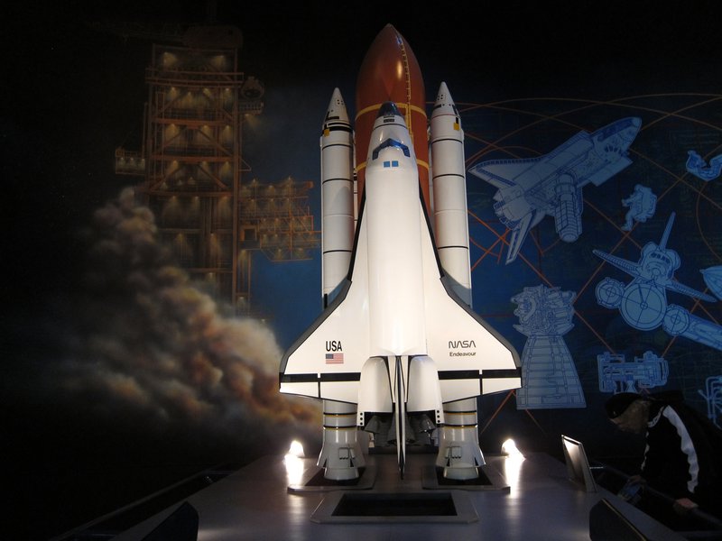 12 Modell des Space Shuttles Endeavor