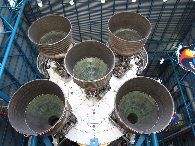 21 Triebwerke der ersten Stufe v Saturn V