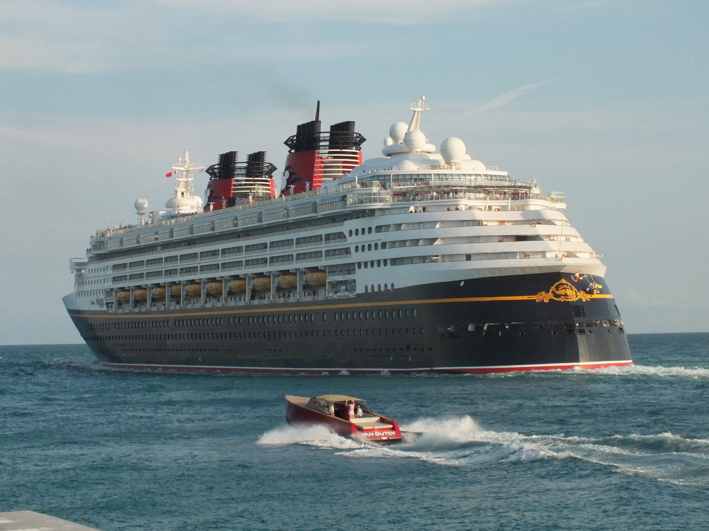 departing-disney-cruise-ship-photo