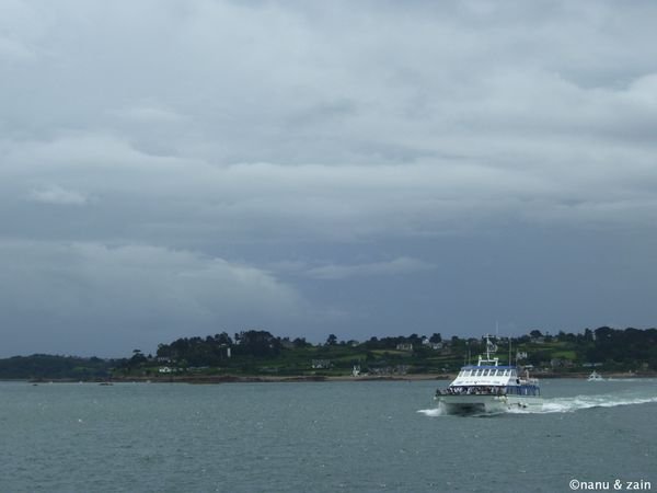 A boat heading from Brehat