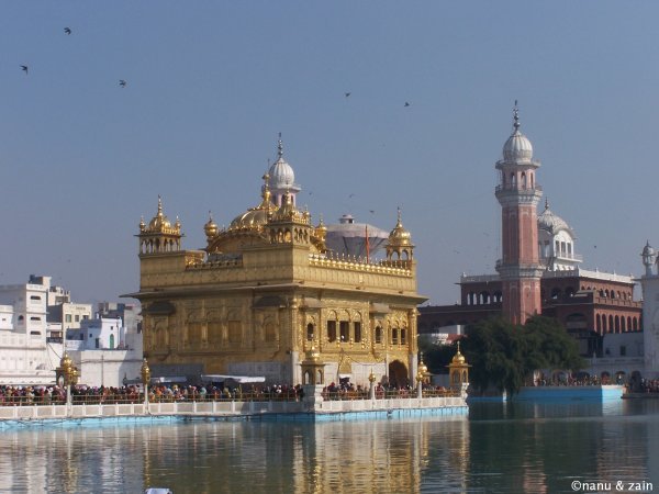 The tower of Ramgarhia Bunga & the Golden Temple | Photo