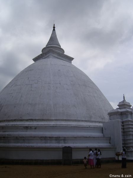 A stupa at Kelaniya Raja Maha Viharaya - Kelaniya
