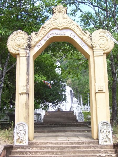 The entrance to the Veera Kapatipola Maha Saya - Monerawela