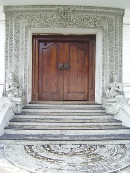 Entrance to the stupa - Kalutara Bodiya