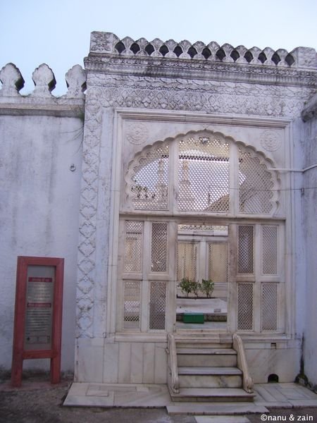 The entrance to Aurangzeb tomb - Khultabad