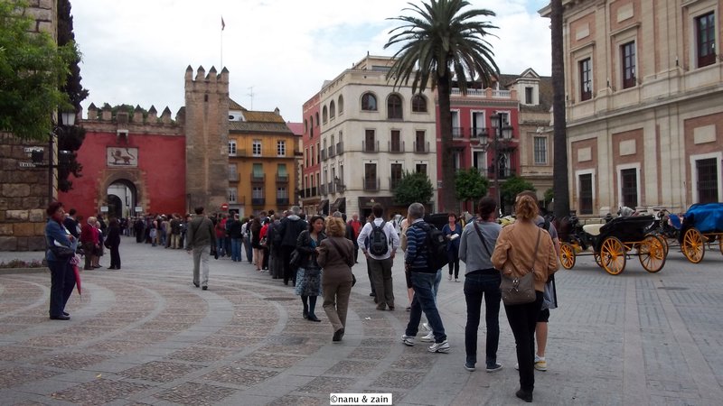 Queuing at the gate of Reales Alcázares de Sevilla