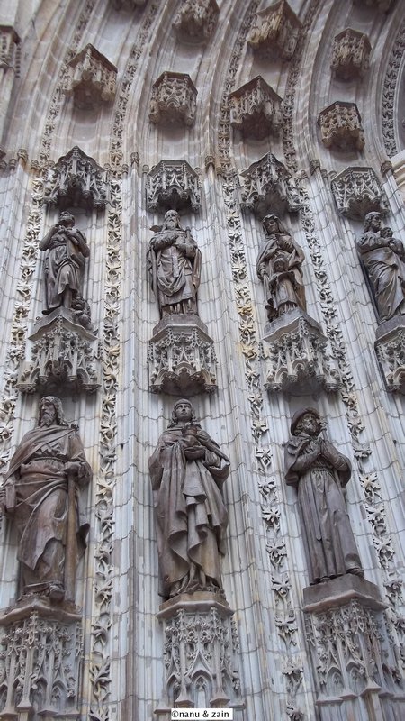 Deatils by the side of the South Gate - Catedral de Santa María de la Sede