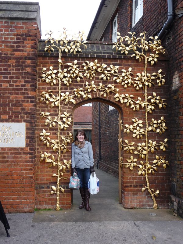 Julia surrounded by a gold-leafed archway