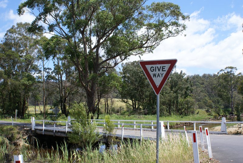 Man beachte die Brücke auf dem australischen Highway