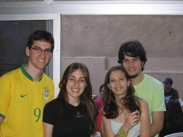 Dan, Júlia, Iara, Guilherme