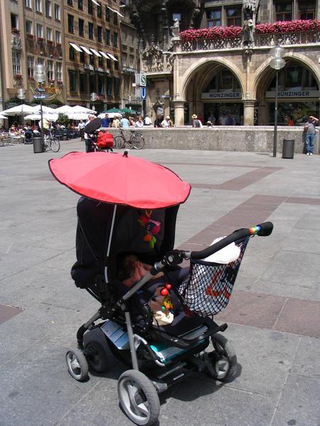 Kaan's Kinderwagen in Marienplatz
